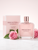 Givenchy Irresistible Rose Velvet Eau de Parfum 80 ml - rosa Flakon mit Verpackung auf hellem Marmor mit Rosen