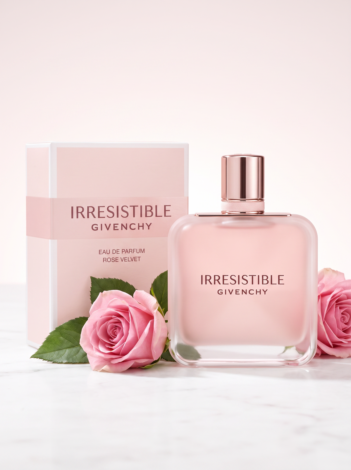 Givenchy Irresistible Rose Velvet Eau de Parfum 80 ml - rosa Flakon mit Verpackung auf hellem Marmor mit Rosen