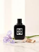 Givenchy Gentleman Society Eau de Parfum 100 ml - schwarzer Flakon auf hellem Marmor mit Iris und Zedernholz