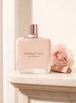 Givenchy Irresistible Velvet Eau de Parfum 80 ml - pudriger Flakon auf hellem Marmor mit Rose und Rosenholz