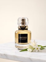 Givenchy L Interdit Le Parfum 50 ml - Flakon auf hellem Marmor mit weisser Tuberose