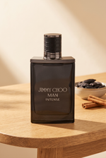 Jimmy Choo Man Intense – warmes Lifestyle-Ambiente