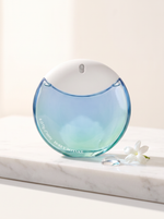 Issey Miyake A Drop d'Issey Eau de Parfum 30 ml - tuerkis-blauer Tropfen-Flakon auf weissem Marmor mit Jasmin