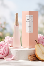 Issey Miyake L'Eau d'Issey Pivoine EdT Intense 50 ml - rosa Flakon mit Holzdeckel, Pfingstrosen und Birne im hellen Morgenlicht - kaufenparfum.de