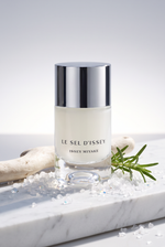 Issey Miyake Le Sel d Issey Eau de Toilette fuer Herren 50 ml - Flakon auf hellem Marmor mit Meersalzkristallen und Rosmarin