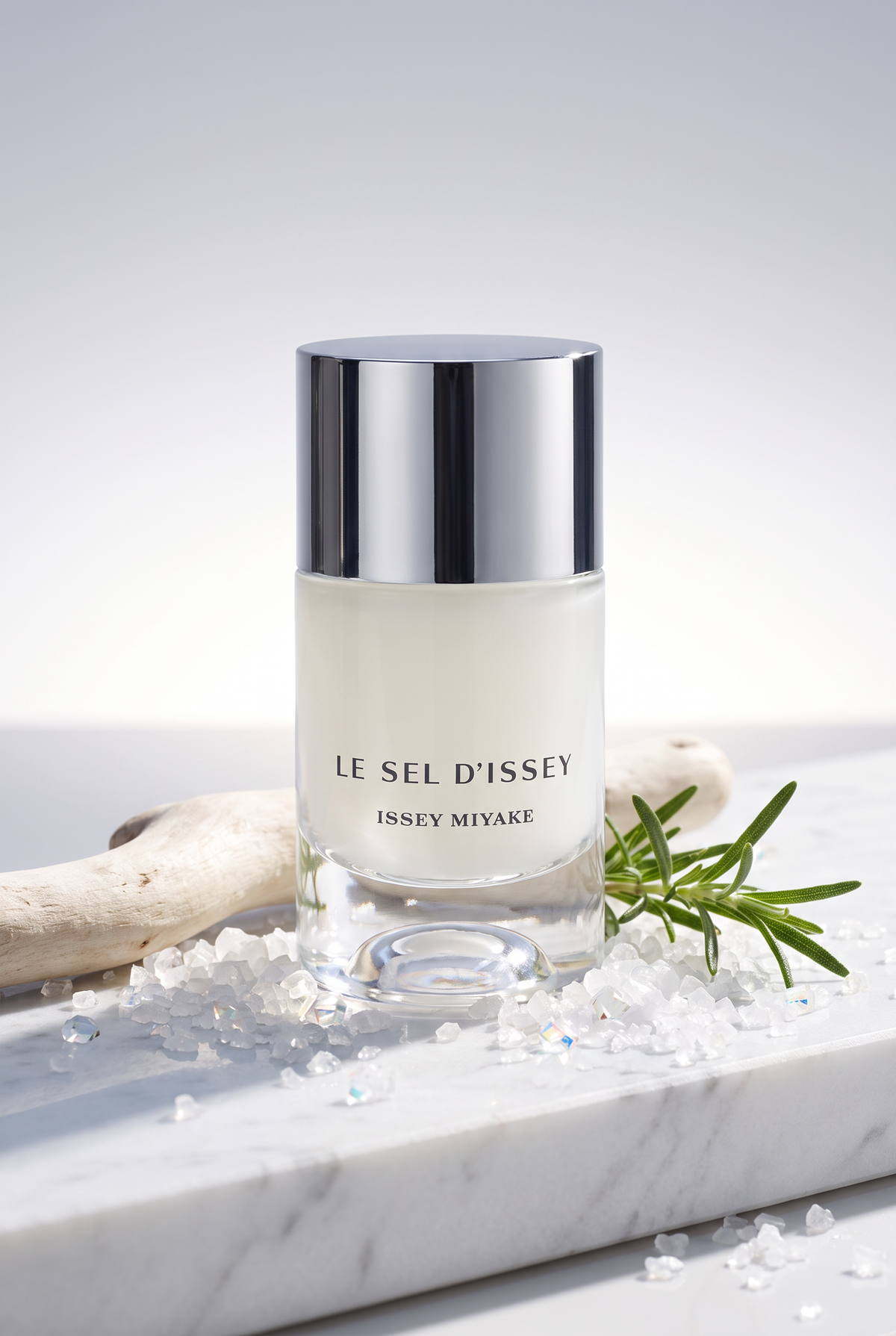 Issey Miyake Le Sel d Issey Eau de Toilette fuer Herren 50 ml - Flakon auf hellem Marmor mit Meersalzkristallen und Rosmarin