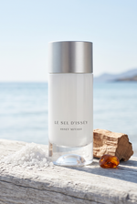 Issey Miyake Le Sel d'Issey Eau de Toilette Flakon am sonnigen Meeresufer mit Meersalz und Zedernholz - kaufenparfum.de