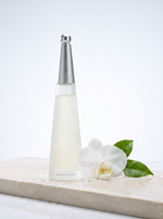 Issey Miyake L Eau d Issey Intense Eau de Parfum 100 ml - Flakon auf hellem Kalkstein mit weisser Orchidee