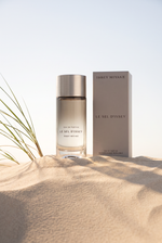 Issey Miyake Le Sel d Issey Eau de Parfum 100 ml - Flakon mit Verpackung auf einem sonnigen Duenenkamm