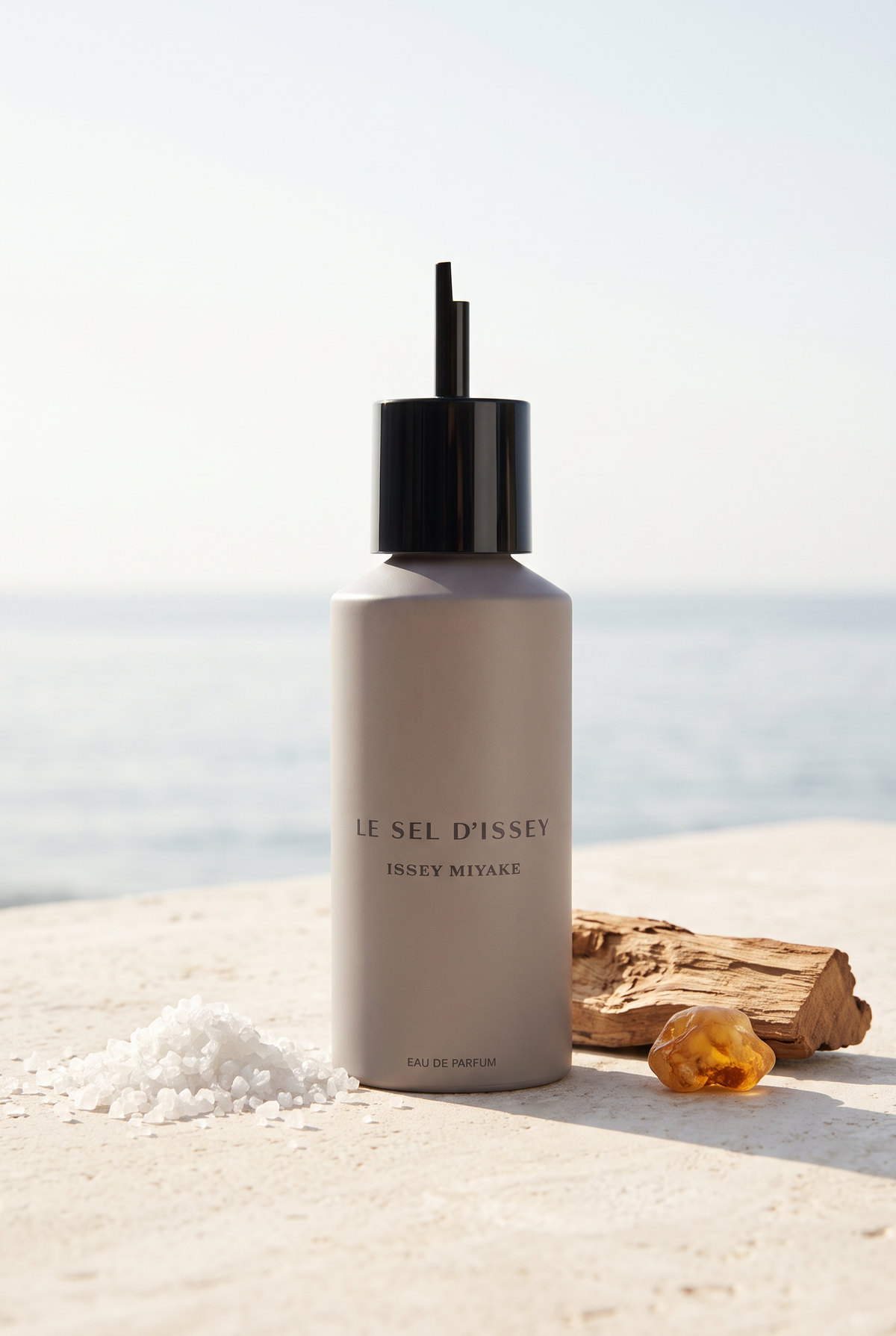 Issey Miyake Le Sel d'Issey Eau de Parfum Refill Flakon am sonnigen Meeresufer mit Meersalz und Zedernholz - kaufenparfum.de