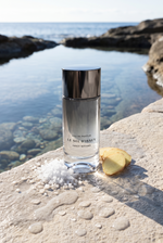 Issey Miyake Le Sel d'Issey Eau de Parfum an einem sonnigen Felsenpool mit Meersalz und Ingwer - kaufenparfum.de