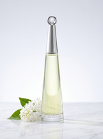 Issey Miyake L Eau d Issey Eau de Parfum nachfuellbar 75 ml - Flakon auf hellem Marmor mit weissem Flieder