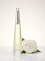 Issey Miyake L Eau d Issey Eau de Parfum nachfuellbar 50 ml - Flakon auf hellem Marmor mit weisser Pfingstrose