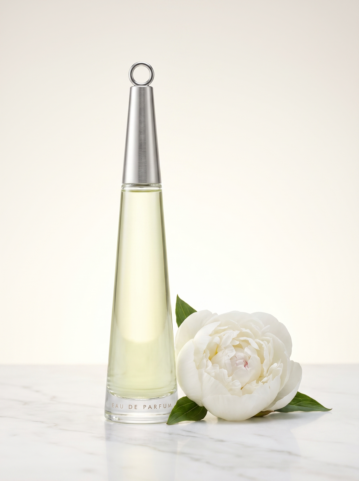 Issey Miyake L Eau d Issey Eau de Parfum nachfuellbar 50 ml - Flakon auf hellem Marmor mit weisser Pfingstrose