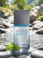 Issey Miyake L Eau d Issey Pour Homme Sport Eau de Toilette 100 ml - Flakon auf nassen Kieseln am Bergbach