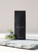 Issey Miyake Nuit d'Issey Parfum 125 ml - schwarzer Flakon auf hellem Schiefer mit Wacholder