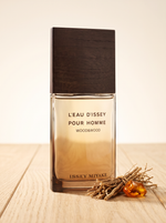 Issey Miyake L Eau d Issey Pour Homme Wood and Wood Eau de Parfum 100 ml - Flakon auf hellem Eichenholz mit Vetiver