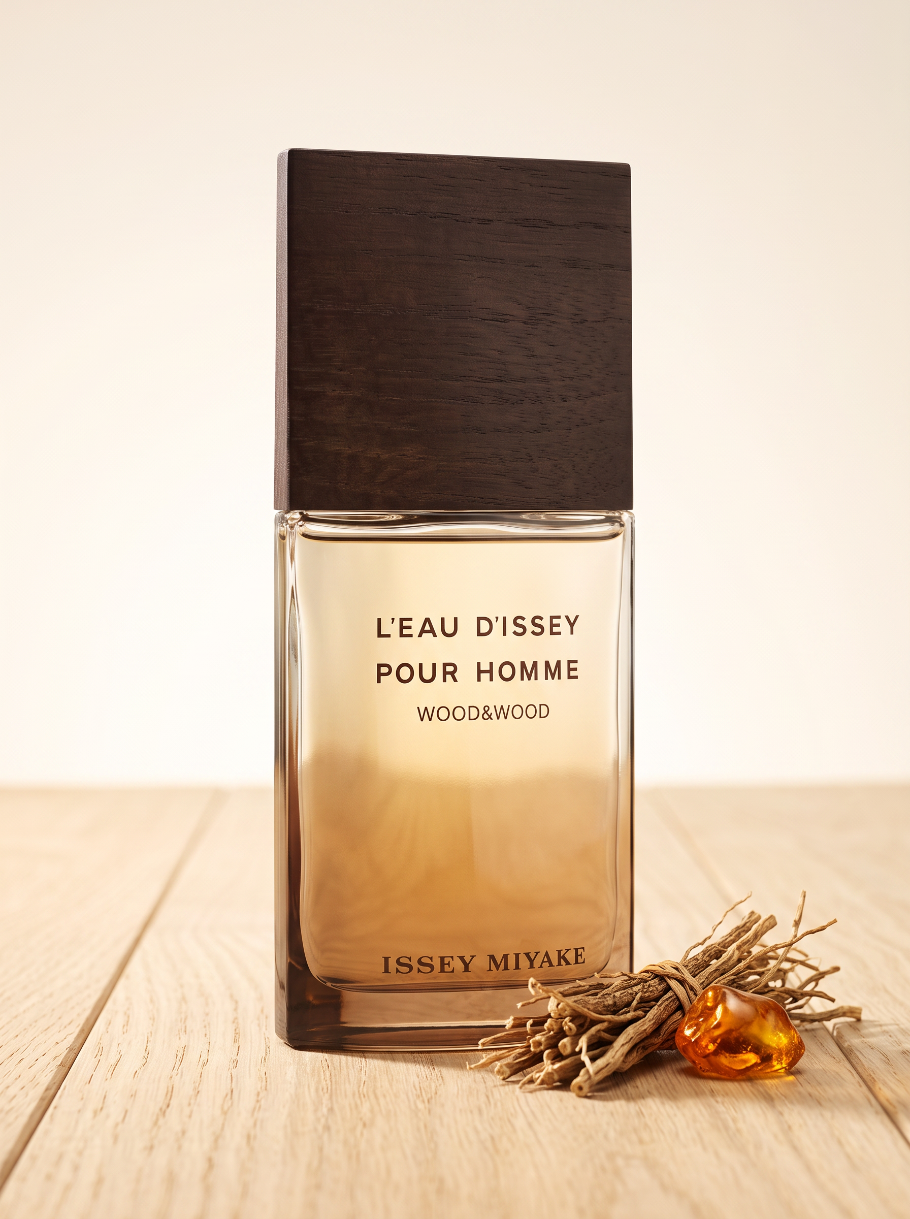 Issey Miyake L Eau d Issey Pour Homme Wood and Wood Eau de Parfum 100 ml - Flakon auf hellem Eichenholz mit Vetiver