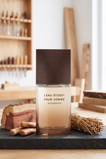Issey Miyake L'Eau d'Issey Pour Homme Wood und Wood Eau de Parfum in heller Holzwerkstatt mit Zedernholz und Vetiver - kaufenparfum.de