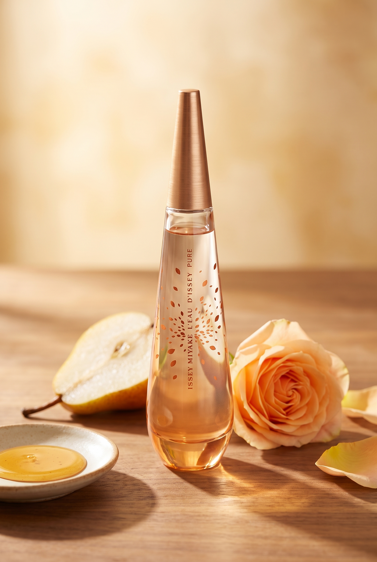 Issey Miyake L'Eau d'Issey Pure Petale de Nectar 90 ml - Flakon mit Honig, Birne und Rose in warmem Licht - kaufenparfum.de