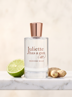 Juliette Has A Gun Moscow Mule Eau de Parfum 100 ml - Flakon mit Rosegold-Kappe auf weissem Marmor mit Limette und Ingwer