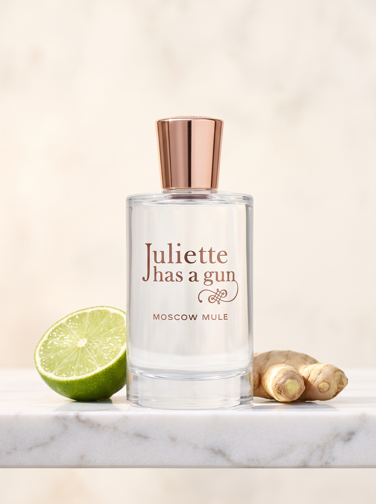 Juliette Has A Gun Moscow Mule Eau de Parfum 100 ml - Flakon mit Rosegold-Kappe auf weissem Marmor mit Limette und Ingwer