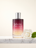 Juliette Has A Gun Magnolia Bliss Eau de Parfum 100 ml - Flakon auf weissem Marmor mit Magnolienbluete