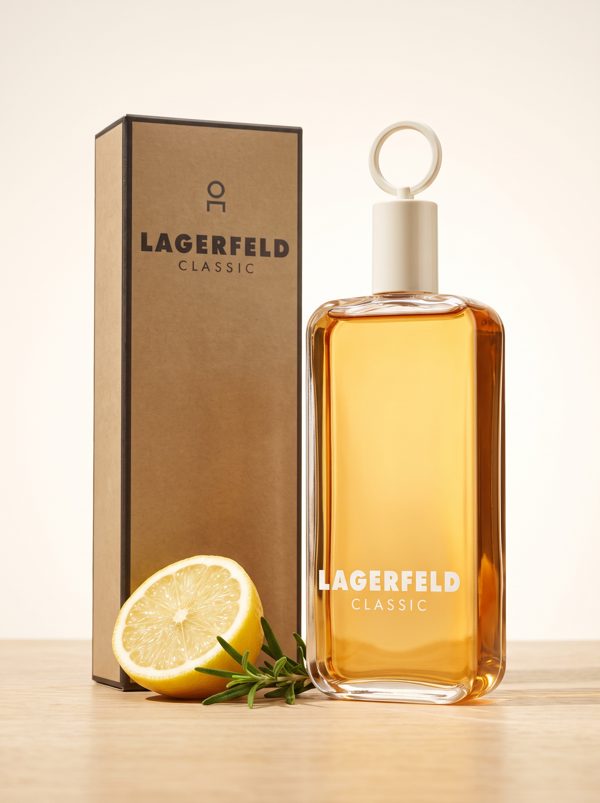 Karl Lagerfeld Classic Eau de Toilette 150 ml - Flakon mit Verpackung auf hellem Holz mit Zitrone und Rosmarin
