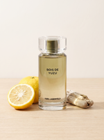 Karl Lagerfeld Bois de Yuzu Eau de Toilette 100 ml - Flakon auf hellem Holz mit Yuzu und Treibholz