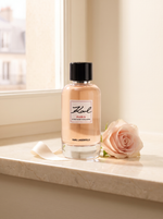 Karl Lagerfeld Paris 21 Rue Saint Guillaume Eau de Parfum 100 ml - Flakon am hellen Fenster mit Rose