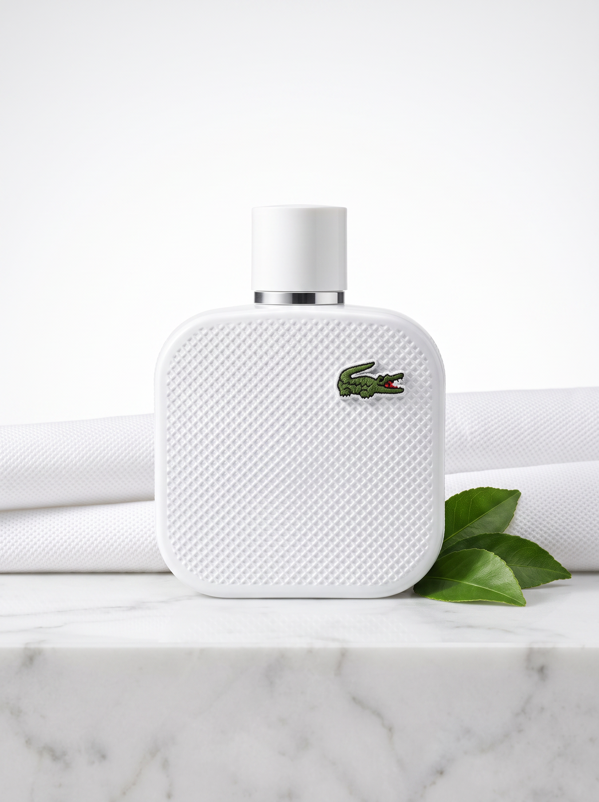 Lacoste L.12.12 Blanc Eau de Toilette 175 ml - weisser Flakon mit Pique-Struktur auf hellem Marmor