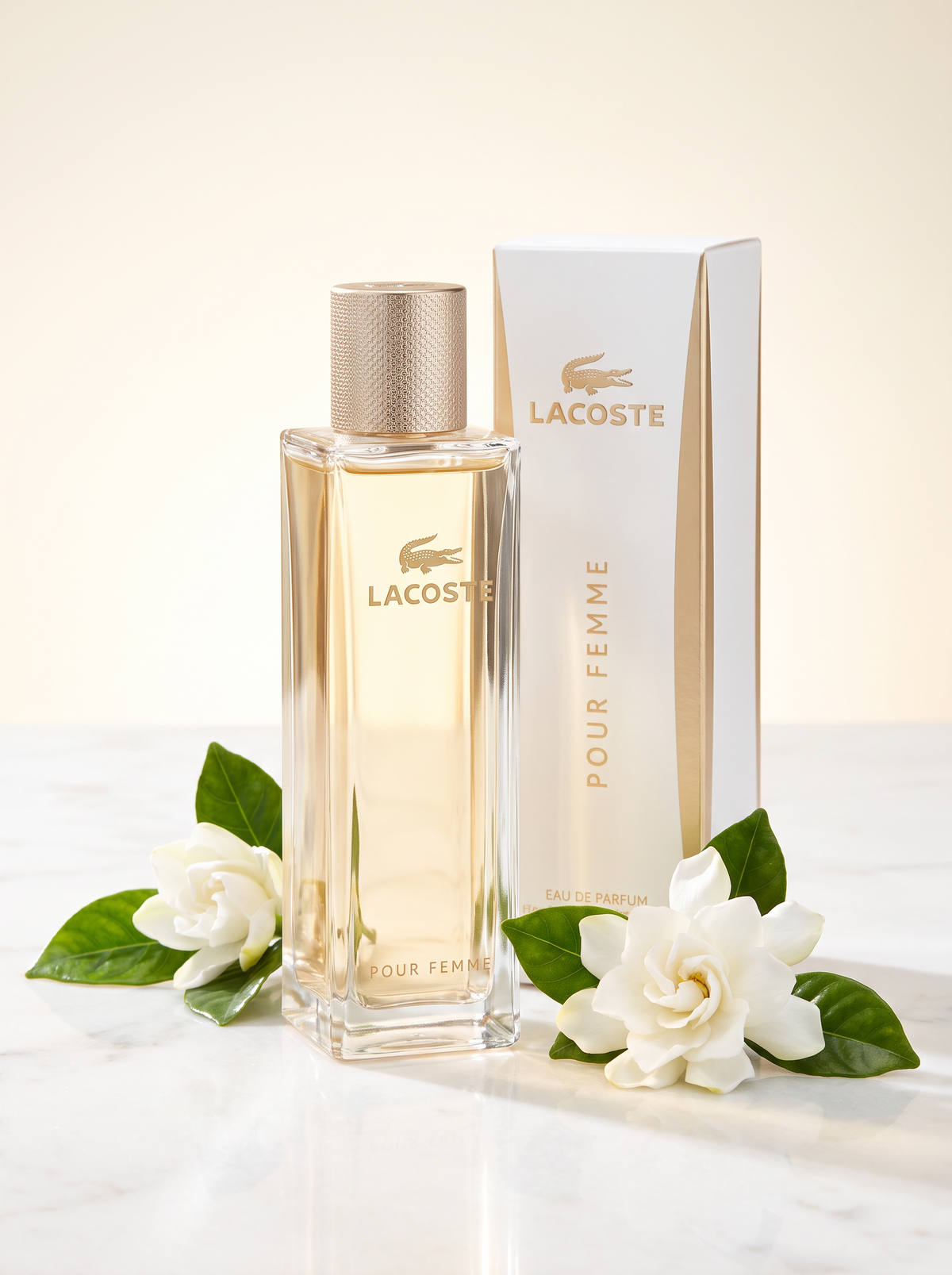 Lacoste Pour Femme Eau de Parfum 90 ml - Flakon mit Verpackung auf hellem Marmor mit weissen Blueten