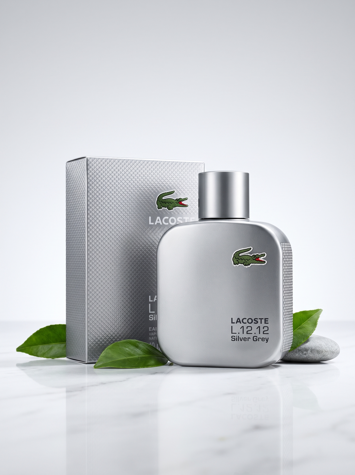 Lacoste L.12.12 Silver Grey Eau de Parfum 50 ml - silberner Flakon mit Verpackung auf hellem Marmor