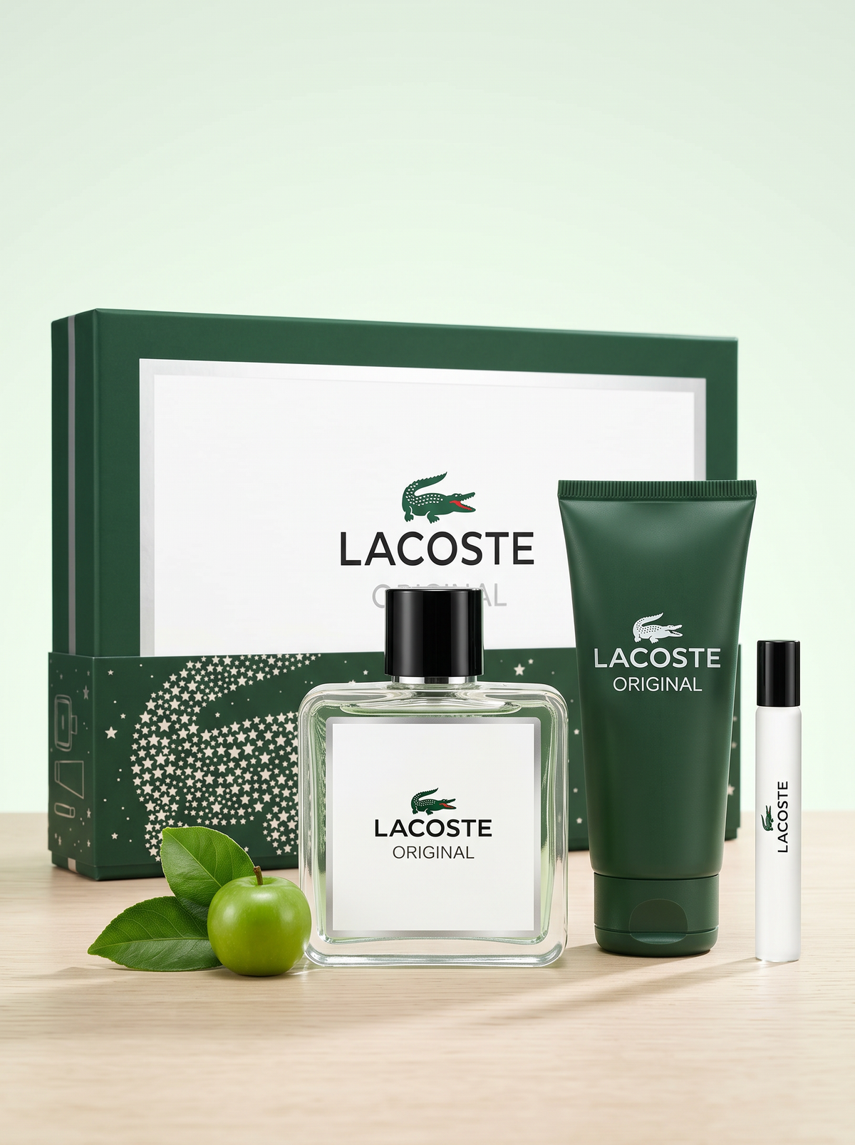 Lacoste Original Eau de Toilette Geschenkset 3-teilig - Flakon Duschgel und Reisespray auf hellem Holz