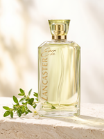 Eau de Lancaster Eau de Toilette 125 ml - Flakon mit Goldkappe auf hellem Stein mit Orangenbluete