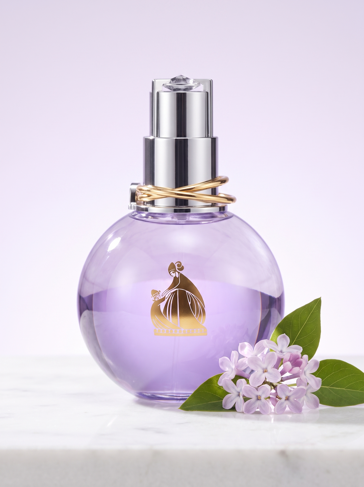 Lanvin Eclat d Arpege Eau de Parfum 100 ml - violetter Kugelflakon auf hellem Marmor mit Fliederblueten
