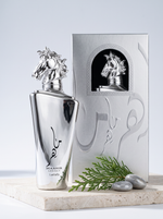 Lattafa Maahir Legacy Eau de Parfum 100 ml - silberner Flakon mit Pferdekopf und Verpackung auf hellem Stein