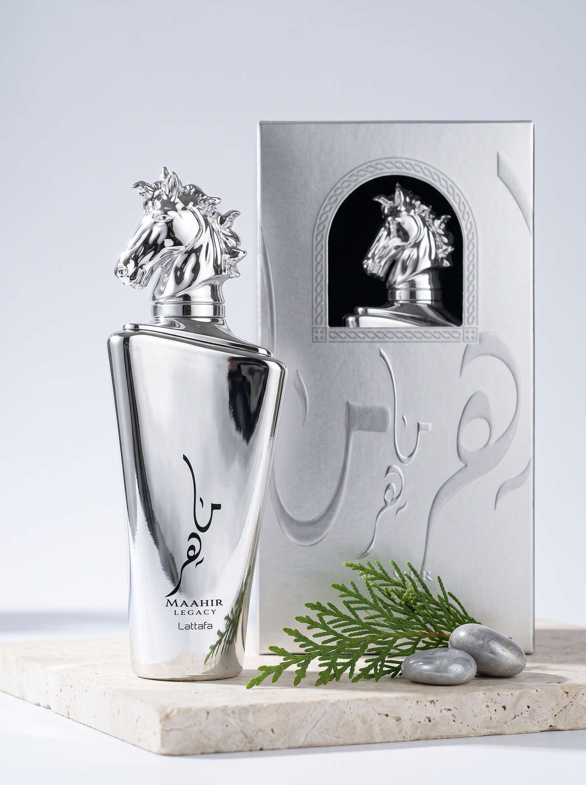 Lattafa Maahir Legacy Eau de Parfum 100 ml - silberner Flakon mit Pferdekopf und Verpackung auf hellem Stein