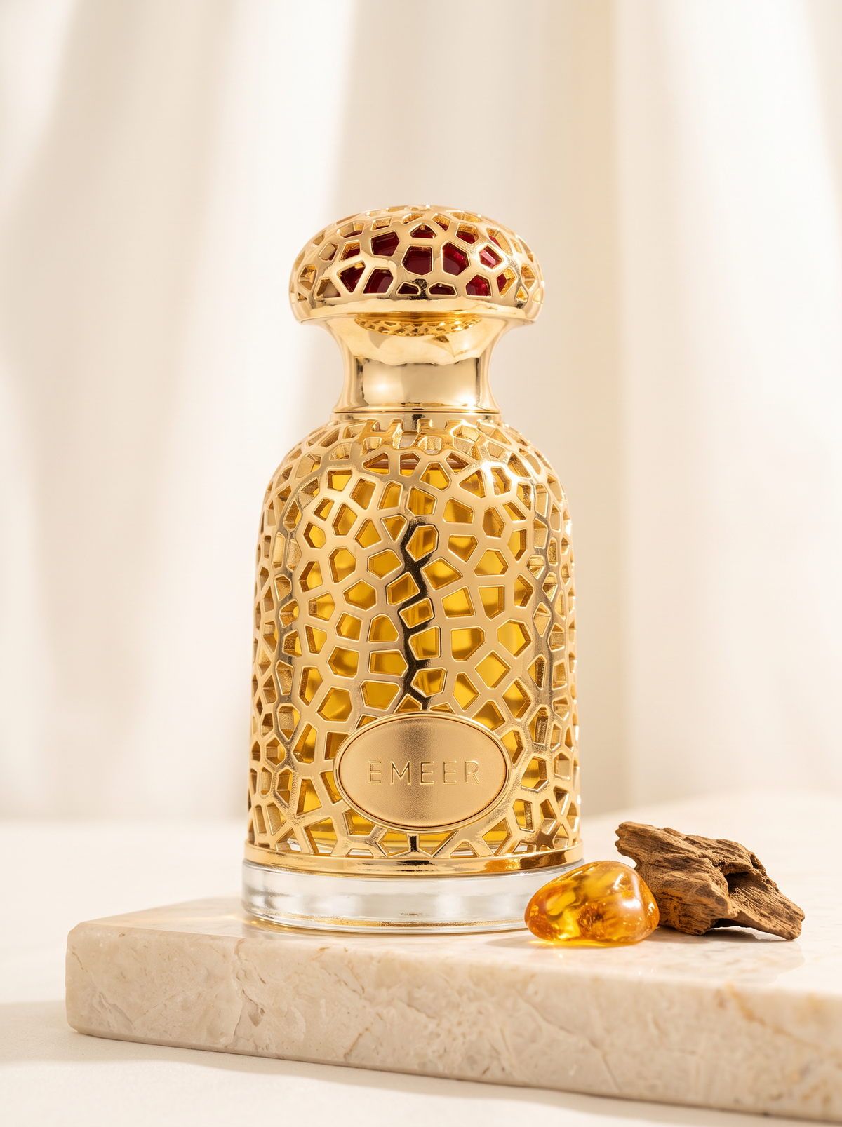Lattafa Emeer Eau de Parfum 100 ml - goldener Filigran-Flakon auf hellem Marmor mit Oudholz und Bernstein