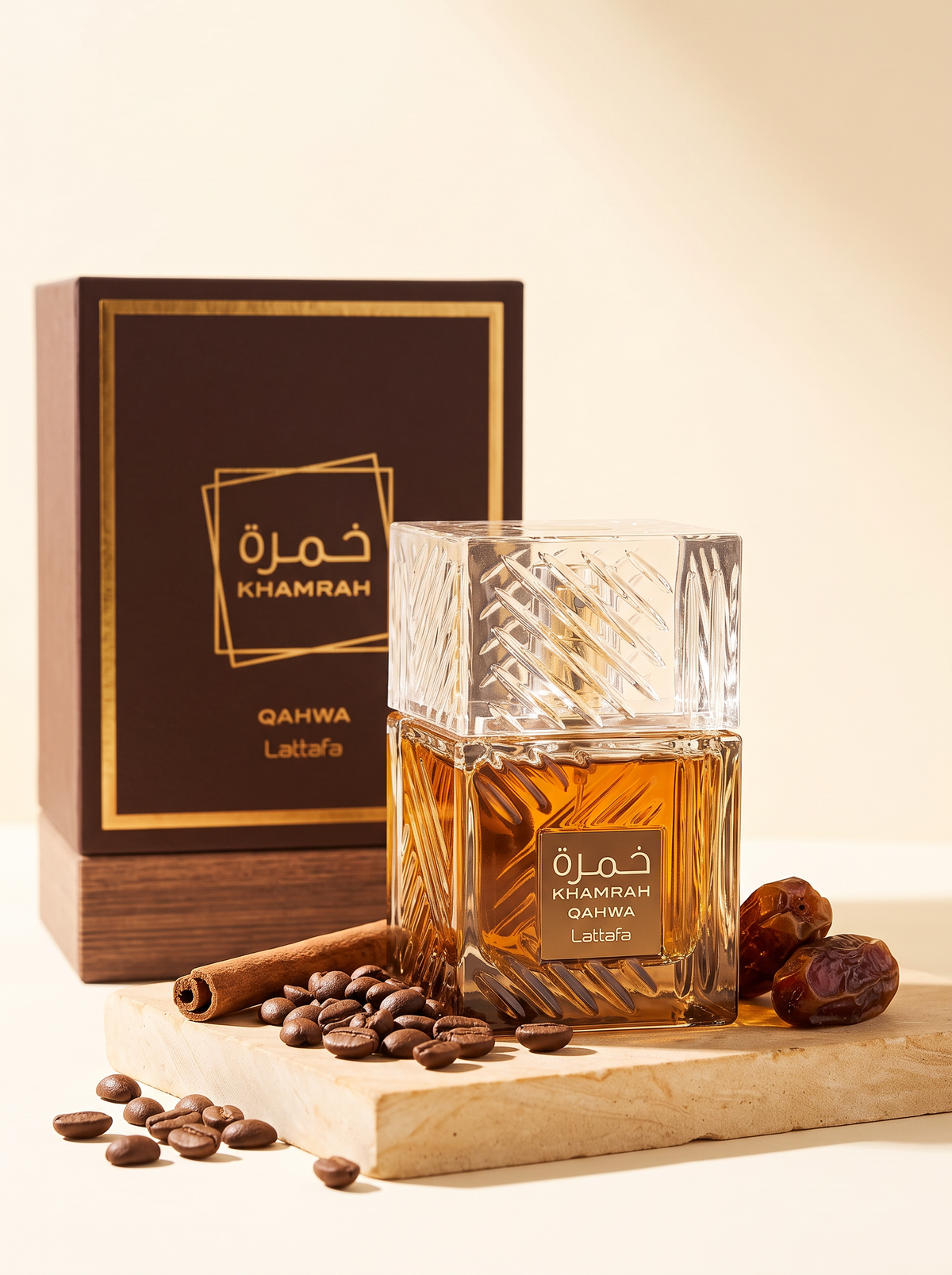 Lattafa Khamrah Qahwa Eau de Parfum 100 ml - Flakon mit Verpackung auf Sandstein mit Kaffeebohnen und Datteln