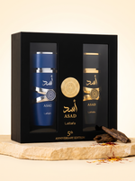 Lattafa Asad 5th Anniversary Edition Set - zwei Flakons in schwarzer Verpackung auf Sandstein mit Oudholz und Safran