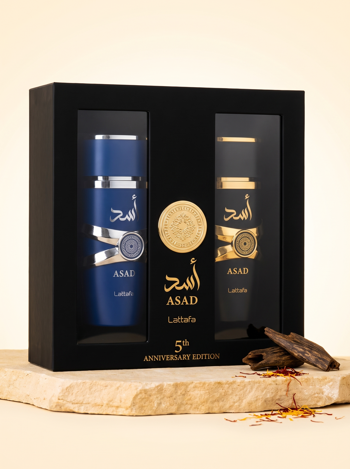 Lattafa Asad 5th Anniversary Edition Set - zwei Flakons in schwarzer Verpackung auf Sandstein mit Oudholz und Safran