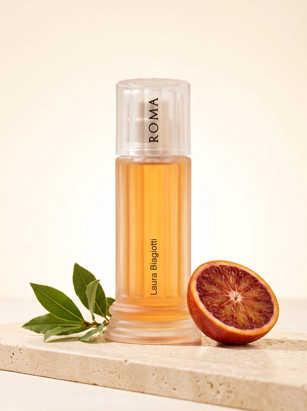 Laura Biagiotti Roma Eau de Toilette 100 ml - Saeulenflakon auf Travertin mit Blutorange und Lorbeer