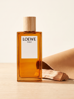 Loewe Solo Eau de Toilette 100 ml - bernsteinfarbener Flakon auf hellem Holz mit Leder und Zedernholz