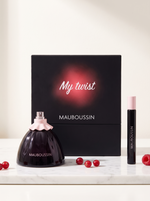 Mauboussin My Twist Eau de Parfum Geschenkset - dunkler Flakon mit Reisespray auf weissem Marmor mit roten Beeren