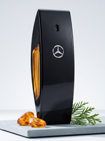 Mercedes-Benz Club Black Eau de Parfum 50 ml - schwarzer Flakon auf Schiefer mit Bernstein und Zeder