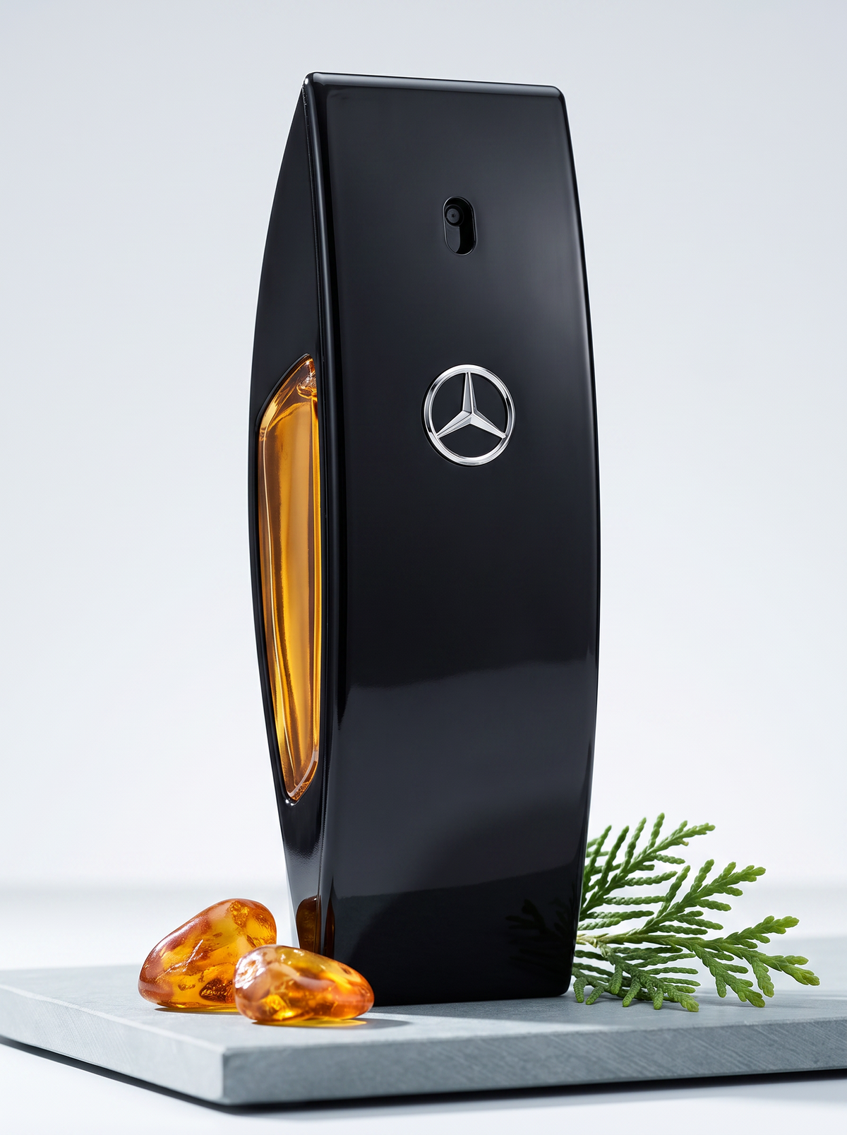 Mercedes-Benz Club Black Eau de Parfum 50 ml - schwarzer Flakon auf Schiefer mit Bernstein und Zeder