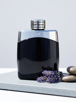 Montblanc Legend Eau de Toilette 100 ml - schwarzer Flakon mit Chromschulter auf Schiefer mit Lavendel