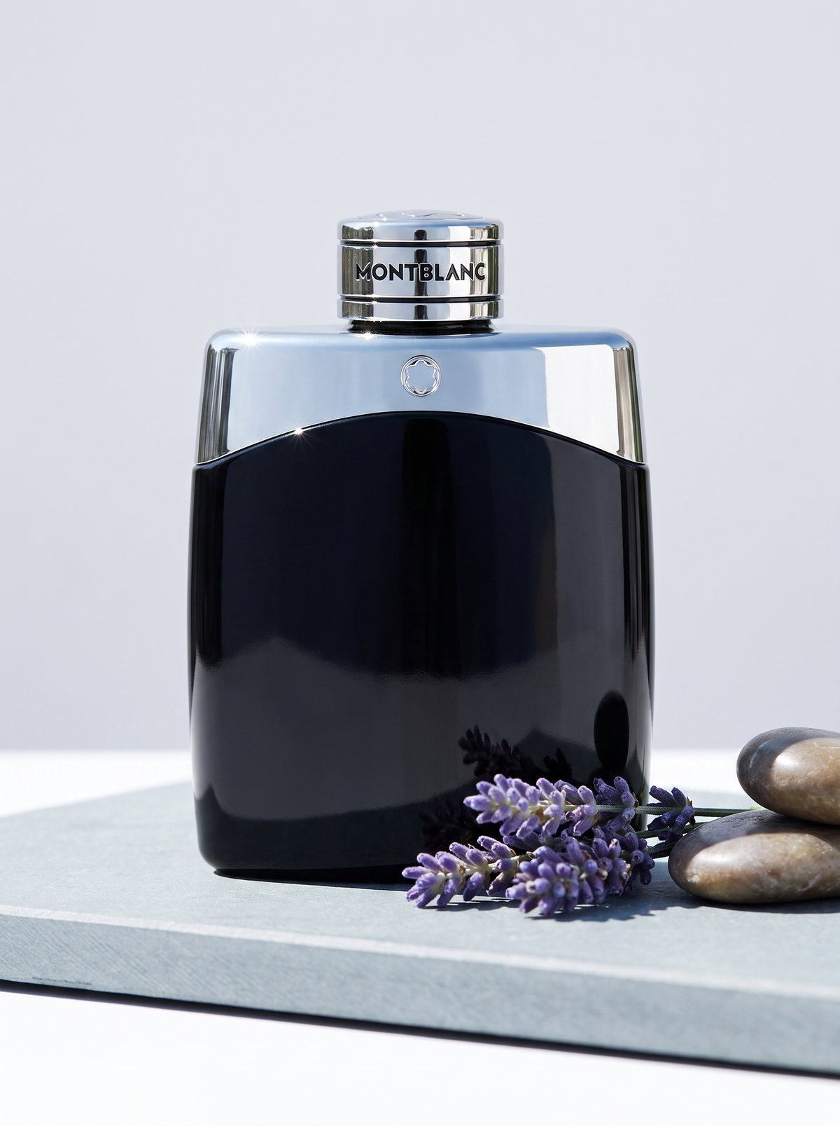 Montblanc Legend Eau de Toilette 100 ml - schwarzer Flakon mit Chromschulter auf Schiefer mit Lavendel