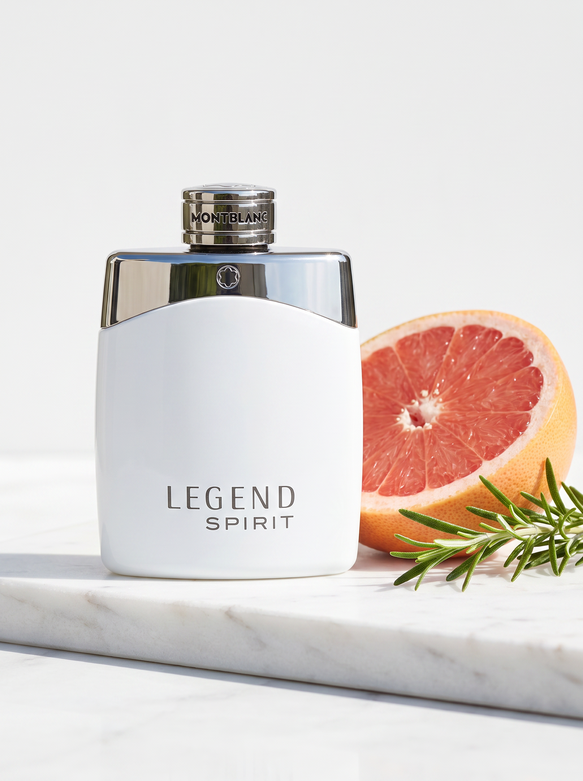 Montblanc Legend Spirit Eau de Toilette 200 ml - weisser Flakon auf weissem Marmor mit Grapefruit und Rosmarin
